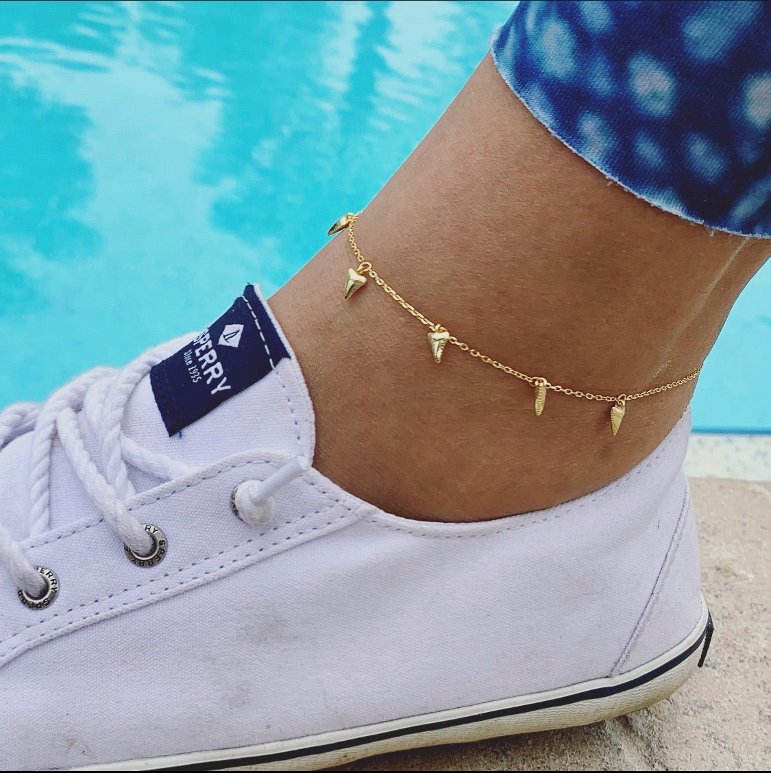 shark tooth anklet • 18k gold